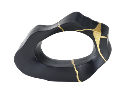 Black ceramic dish with gold裂纹设计 on a white background