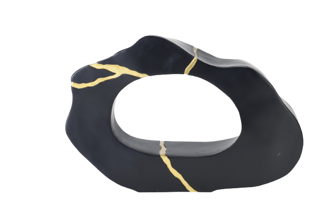 Black ceramic dish with gold裂纹设计 on a white background
