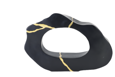 Black ceramic dish with gold裂纹设计 on a white background
