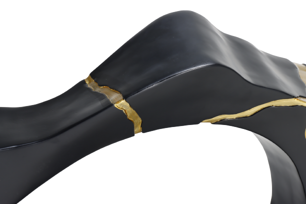Black ceramic dish with gold裂纹设计 on a white background