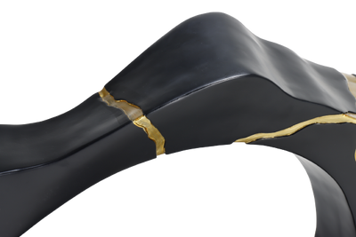 Black ceramic dish with gold裂纹设计 on a white background