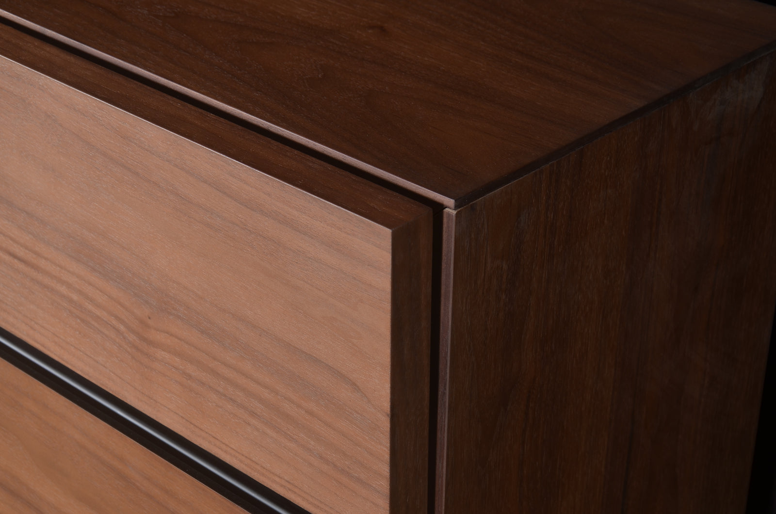 Wooden dresser with four drawers